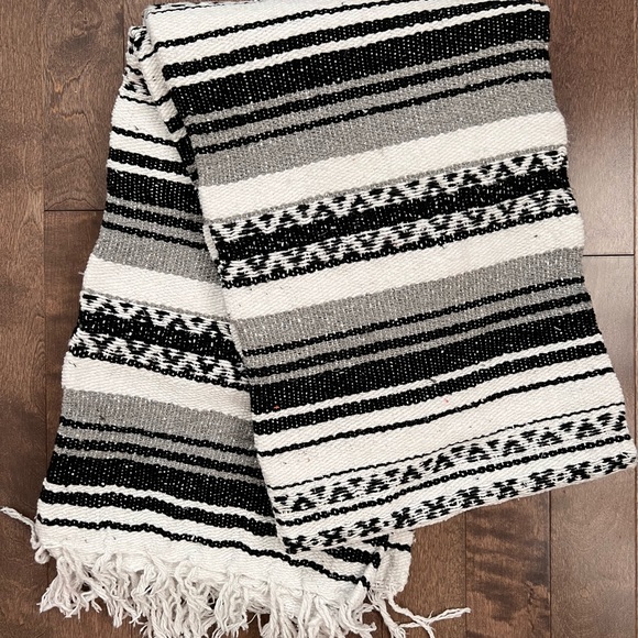New hand spun acrylic yoga blanket from Mexico 🧘‍♂️ - Picture 3 of 4